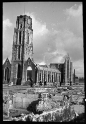 1980-5143 Het door het bombardement van 14 mei 1940 getroffen Grotekerkplein met de Laurenstoren en de restanten van de ...