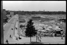 1980-5154 Een blik op de binnenstad ongeveer een jaar na het bombardement van 14 mei 1940. Het puin is grotendeels ...