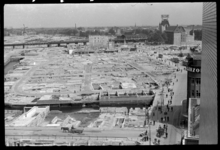 1980-5162 Een blik op de binnenstad ca. twee jaar na het bombardement van 14 mei 190. Het puin is grotendeels opgeruimd ...
