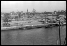 1980-5169 Op de voorgrond het Haringvliet en op de achtergrond de Nieuwehaven. Verder op de achtergrond is het ...