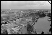 1980-5178 Vanaf het Witte Huis een overzicht van het door het bombardement van 14 mei getroffen gebied tussen het ...