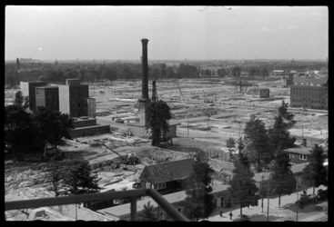 1980-5201 De binnenstad gezien vanaf het Erasmushuis (HBU-gebouw), in noordwestelijke richting. In het midden de ...