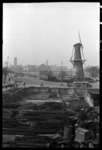1980-5206 Het Oostplein en molen De Noord gezien in westelijke richting. Op de voorgrond de fundamenten van een ...