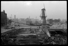 1980-5207 Het Oostplein en molen De Noord gezien in westelijke richting. Op de voorgrond de fundamenten van een ...