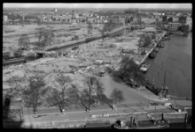 1980-5211 Het verwoeste en grotendeels geruimde gebied rond het Haringvliet (rechts) en de Nieuwehaven (links) gezien ...