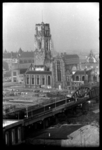 1980-5215 De ruïne van de Laurenskerk en het spoorwegviaduct over de Binnenrotte gezien vanaf het Witte Huis.