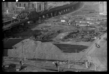 1980-5216 Het verwoeste gebied tussen het spoorwegviaduct over de Binnenrotte (links) en de Botersloot (rechts), gezien ...