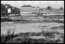 1980-5256 Het verwoeste gedeelte tussen Tuindersstraat, Mauritsstraat en Van Oldenbarneveltstraat (links).