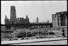 1980-5267 De restanten van de Laurenskerk gezien vanaf de Botersloot en de Nieuwemarkt. Voor de kerk langs loopt het ...