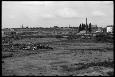 1980-5273 Vanaf Station Hofplein in oostelijke richting gezien. Op de achtergrond de Schoterbosstraat met 'Chr. v.d. ...