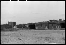 1980-5284 Een kale vlakte gezien vanaf de Lange Warande. Links de fabriek van Dobbelmann en de Jonker Fransstraat. In ...