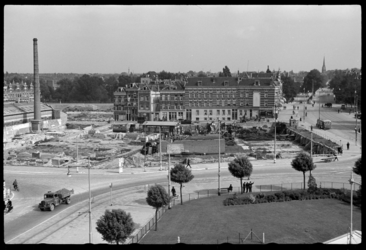 1980-5299 Vanaf molen de Noord aan het Oostplein zicht op het deels getroffen gebied tussen Slaak en Oostzeedijk. De ...