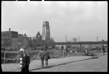1980-5311 De Herenstraat en Meent met rechts de Laurenskerk en links het luchtspoor. Op de achtergrond links het ...