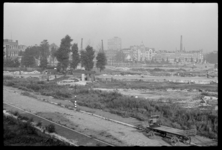 1980-5332 Vanaf Station Hofplein zicht de Agniesebuurt in noordelijke richting. Op de voorgrond de verwoeste omgeving ...