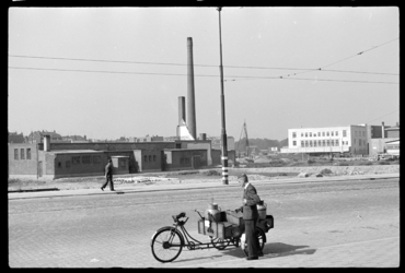 1980-5342 De Schiedamsesingel. Op de achtergrond rechts het de noodwinkel van V&D aan de Binnenweg. Op de voorgrond ...