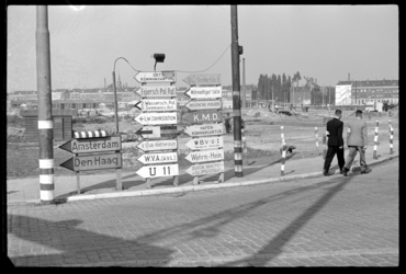 1980-5346 Nederlandse en Duitse richtingsborden bij het Hofplein. De foto is genomen in noordelijke richting vanaf de ...