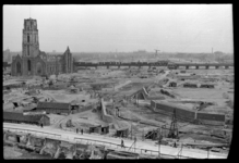 1980-5365 Vanaf het HBU-gebouw een overzicht van het stadscentrum tussen Coolsingel, Laurenskerk en Blaak. Op de ...