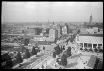 1980-5374 Een overzicht vanaf het HBU gebouw van de stad in noordoostelijke richting. Op de voorgrond de Coolsingel met ...
