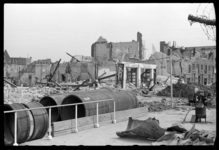 1980-5379 Verwoeste panden aan de Hudsonstraat na het bombardement op Rotterdam West. In het midden de restanten van ...