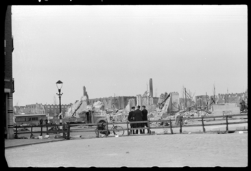 1980-5384 De door het bombardement van 31 maart 1943 zwaar getroffen omgeving van het Grote Visserijplein met verwoeste ...