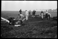 1980-5395 Ten noorden van Hillegersberg aan weerszijden van de Grindweg wordt gewerkt aan het aanleggen van dijken in ...
