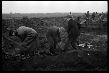 1980-5412 Ten noorden van Hillegersberg aan weerszijden van de Grindweg wordt gewerkt aan het aanleggen van dijken in ...