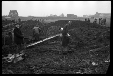 1980-5413 Ten noorden van Hillegersberg aan weerszijden van de Grindweg wordt gewerkt aan het aanleggen van dijken in ...