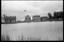 1980-5505 Operatie Manna. Boven de weilanden ter hoogte van Terbregge vliegt een geallieerd vliegtuig in verband met de ...