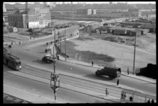 1980-5585 Het gebied ten zuiden van de Blaak, gezien vanaf het pand van Gerzon. Op de voorgrond rijdt een tram over de ...