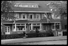 1980-5594 Bij het huis van fotograaf Grimeyer aan de Burgemeester Le Fèvre de Montignylaan en bij de buren wordt de ...