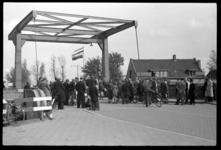 1980-5601 Bij de Prinses Irenebrug in Terbregge wacht een grote groep mensen op de intocht van de Canadese bevrijders.