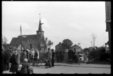 1980-5602 Bij de Prinses Irenebrug in Terbregge wacht een grote groep mensen op de intocht van de Canadese bevrijders. ...