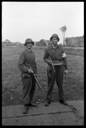 1980-5605 Kort na de bevrijding poseren twee bewapende mannen van de Binnenlandse Strijdkrachten (B.S.).