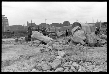 1980-5619 Bij de G.J. de Jonghweg wordt een Duitse antitankmuur ontmanteld door een Canadese militairen. Op de ...