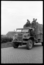 1980-5630 Een militair voertuig van de geallieerden rijdt over de Hoofdweg bij Terbregge. Op de wagen zitten militairen.