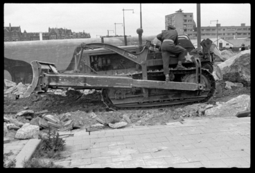 1980-5647 Op de Westzeedijk wordt door Canadeses militairen met behulp van een shovel een Duitse antitankmuur ontmanteld.