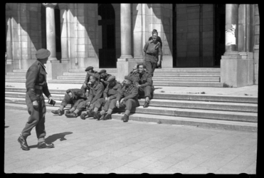 1980-5655 Een groep lachtende Canadese soldaten op de trappen voor het stadhuis.