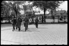 1980-5661 Een gearresteerde N.S.B.'er wordt naar de commandopost van de Binnenlandse Strijdkrachten in de Luduinaschool ...