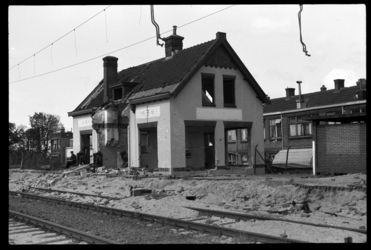 1980-5685 Het treinstation Schiebroek is grotendeels gesloopt vanwege het grote tekort aan brandhout.