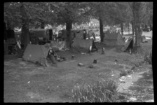 1980-5699 Langs de Heemraadssingel is het kamp van de 1e Canadese divisie ingericht. Een rij tenten met militaire ...