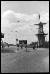1980-5729 Op het Oostplein bij de molen De Noord staan bewegwijzeringsborden voor de geallieerden.