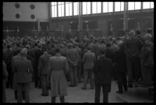 1980-5736 Kamer van Koophandelvoorzitter K.P. van der Mandele maakt in het Beursgebouw aan een groot aantal toehoorders ...