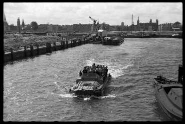 1980-5740 In de Wijnhaven vaart een assaultboot, een militair amfibievoertuig, met een aantal volwassenen en kinderen ...
