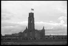 1980-5744 Tijdens de bevrijdingsfeesten in juli 1945 is de Laurenstoren voorzien van een wapperende Nederlandse vlag. ...