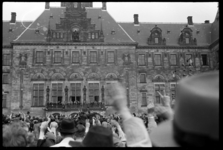 1980-5747 Een menigte mensen staat voor het stadhuis op de Coolsingel. Ze maken het V-teken en zwaaien naar Winston ...