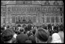 1980-5749 Een menigte mensen staat voor het stadhuis op de Coolsingel. Ze kijken naar Winston Churchill op het bordes ...