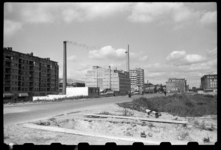 1980-5794 De Schiedamsedijk gezien in noordelijke richting. Links woongebouw Dennehoven, daarnaast de Bijenkorf, het ...