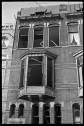 1980-5826 Een beschadigde woning aan de de noordzijde van de Mathenesserlaan op nummer 295.