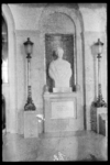 1980-5832 Het borstbeeld van Koningin Wilhelmina is na de Bevrijding weer terug gezet in de hal van het stadhuis.