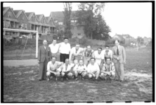 1077-02 Elftalfoto bij een voetbalwedstrijd van het Rotterdamsch Nieuwsblad.